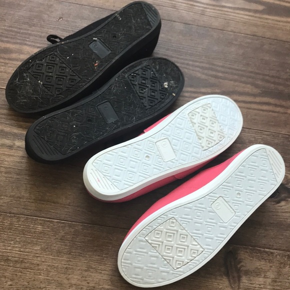 To size 9 pair of  basic  sneakers - Picture 2 of 7